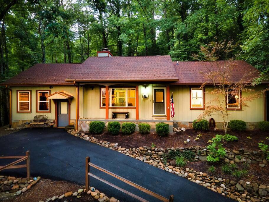 Beautiful Chalet With Fireplace And Large Game Room ガトリンバーグ エクステリア 写真