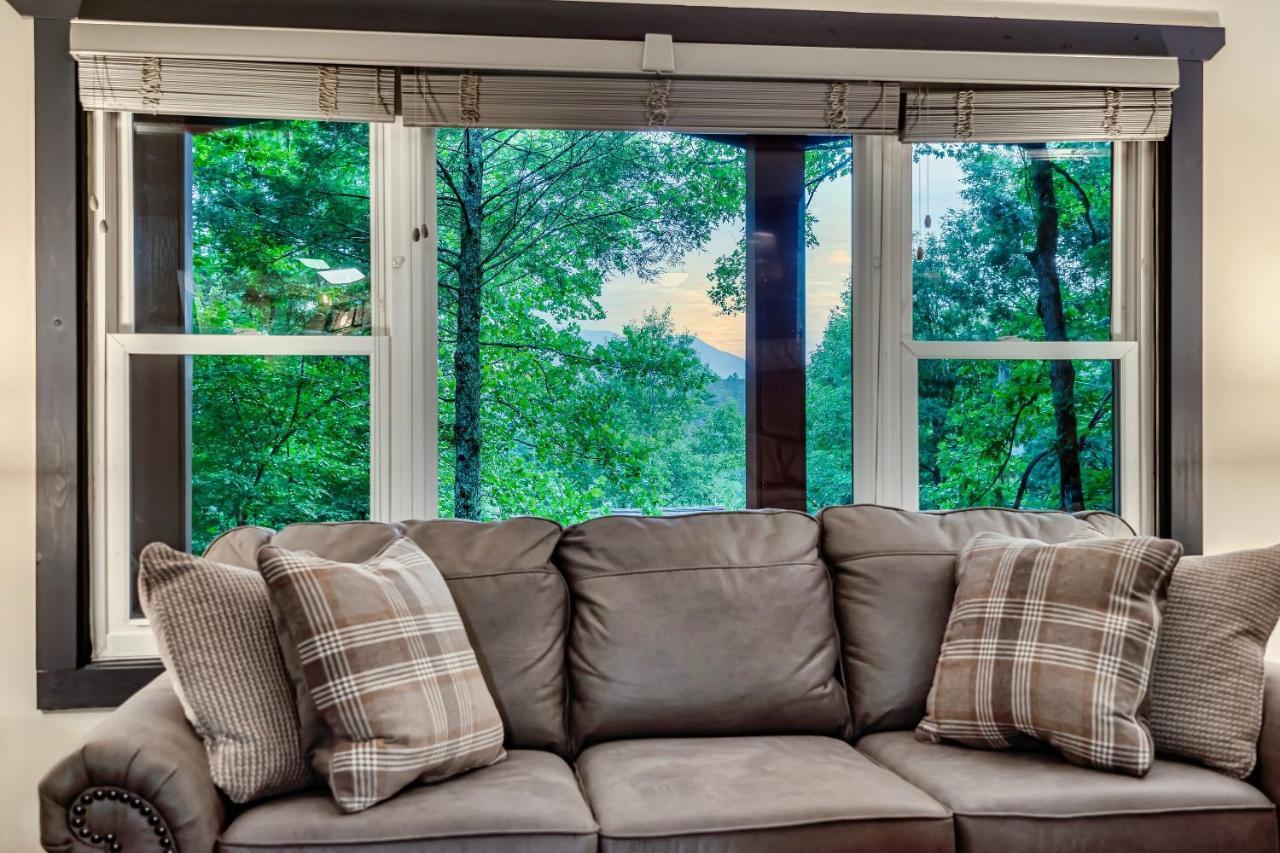Beautiful Chalet With Fireplace And Large Game Room ガトリンバーグ エクステリア 写真