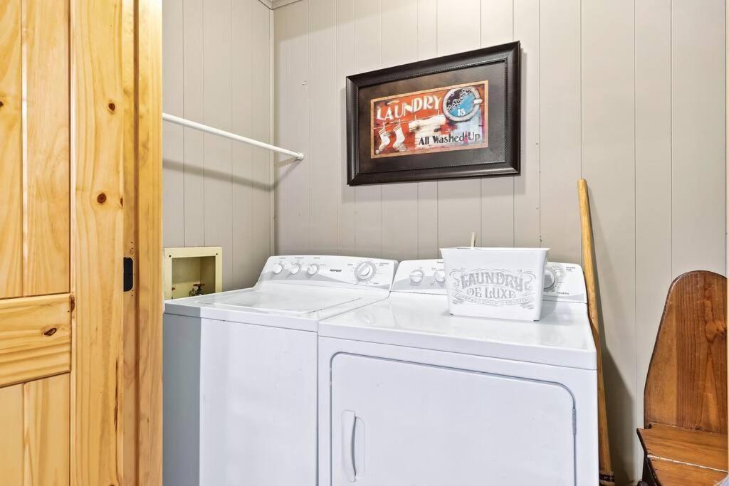 Beautiful Chalet With Fireplace And Large Game Room ガトリンバーグ エクステリア 写真