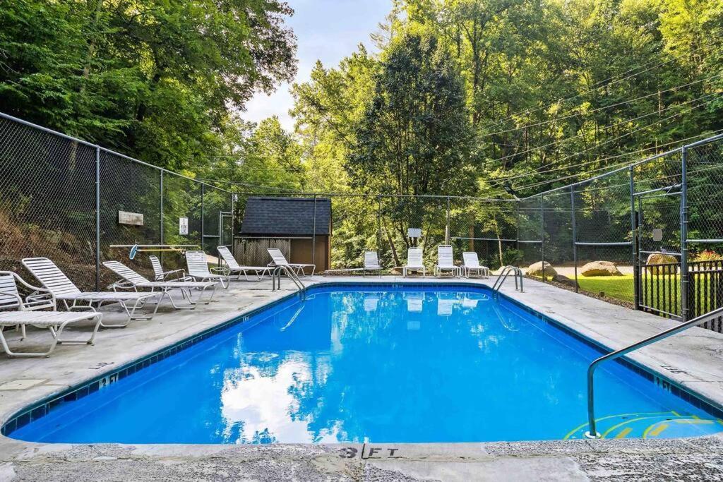 Beautiful Chalet With Fireplace And Large Game Room ガトリンバーグ エクステリア 写真