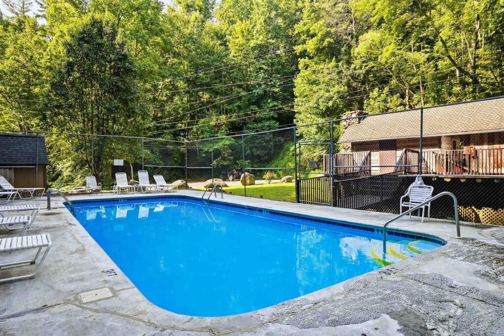 Beautiful Chalet With Fireplace And Large Game Room ガトリンバーグ エクステリア 写真