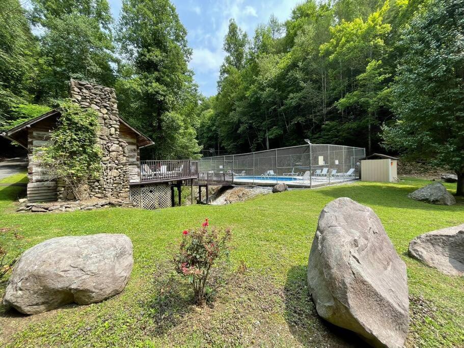 Beautiful Chalet With Fireplace And Large Game Room ガトリンバーグ エクステリア 写真