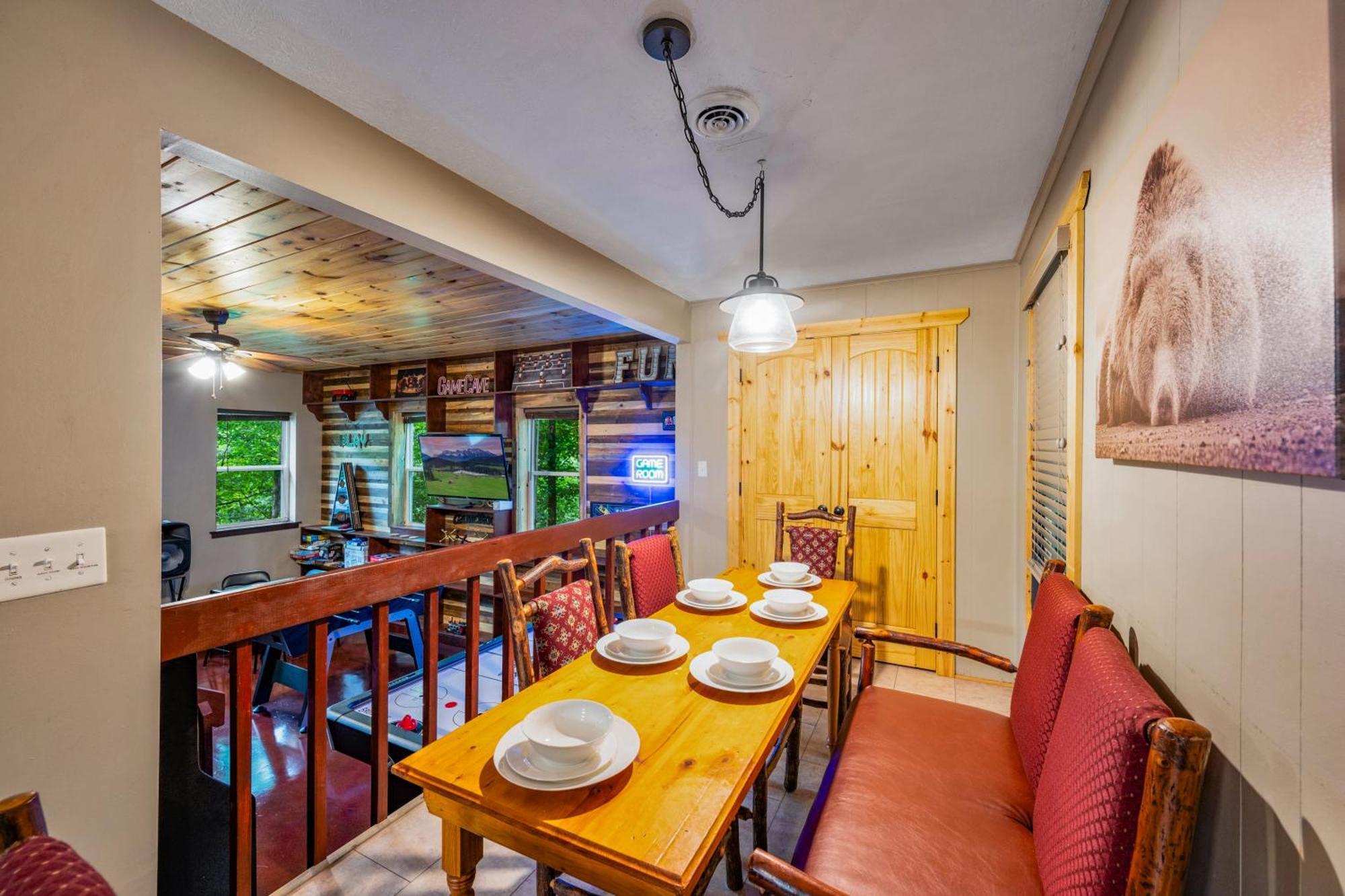 Beautiful Chalet With Fireplace And Large Game Room ガトリンバーグ エクステリア 写真