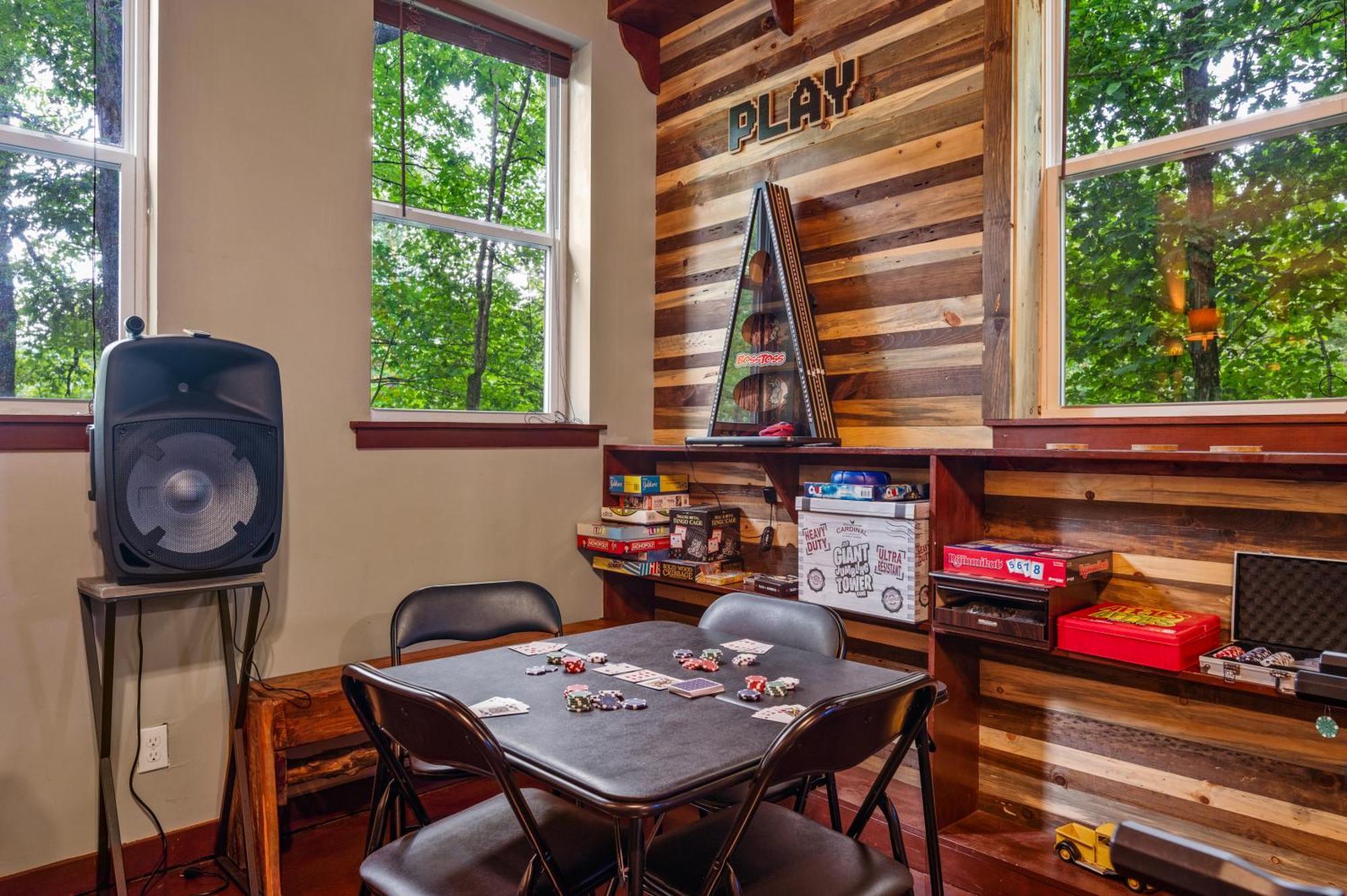Beautiful Chalet With Fireplace And Large Game Room ガトリンバーグ エクステリア 写真