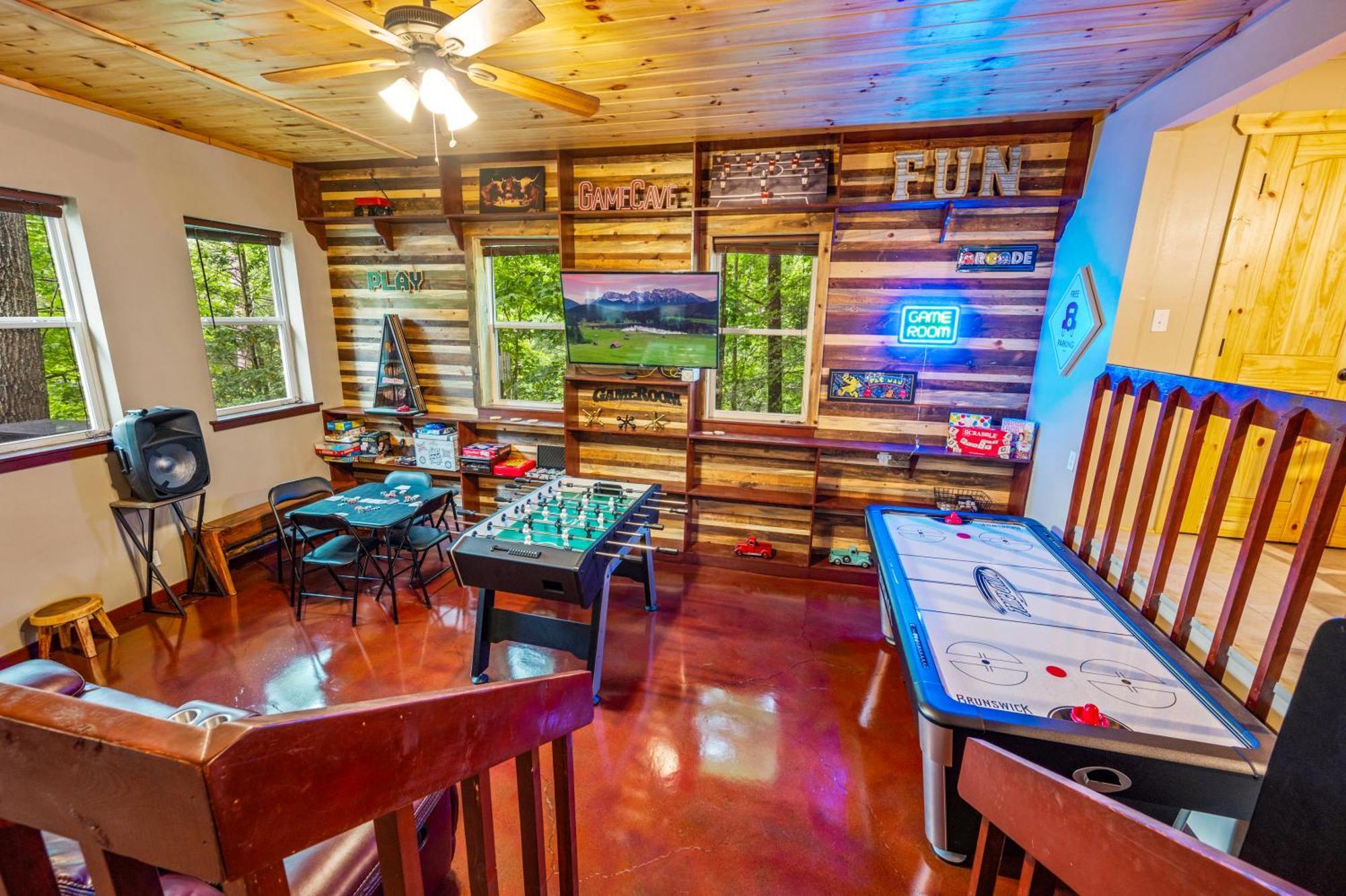 Beautiful Chalet With Fireplace And Large Game Room ガトリンバーグ エクステリア 写真