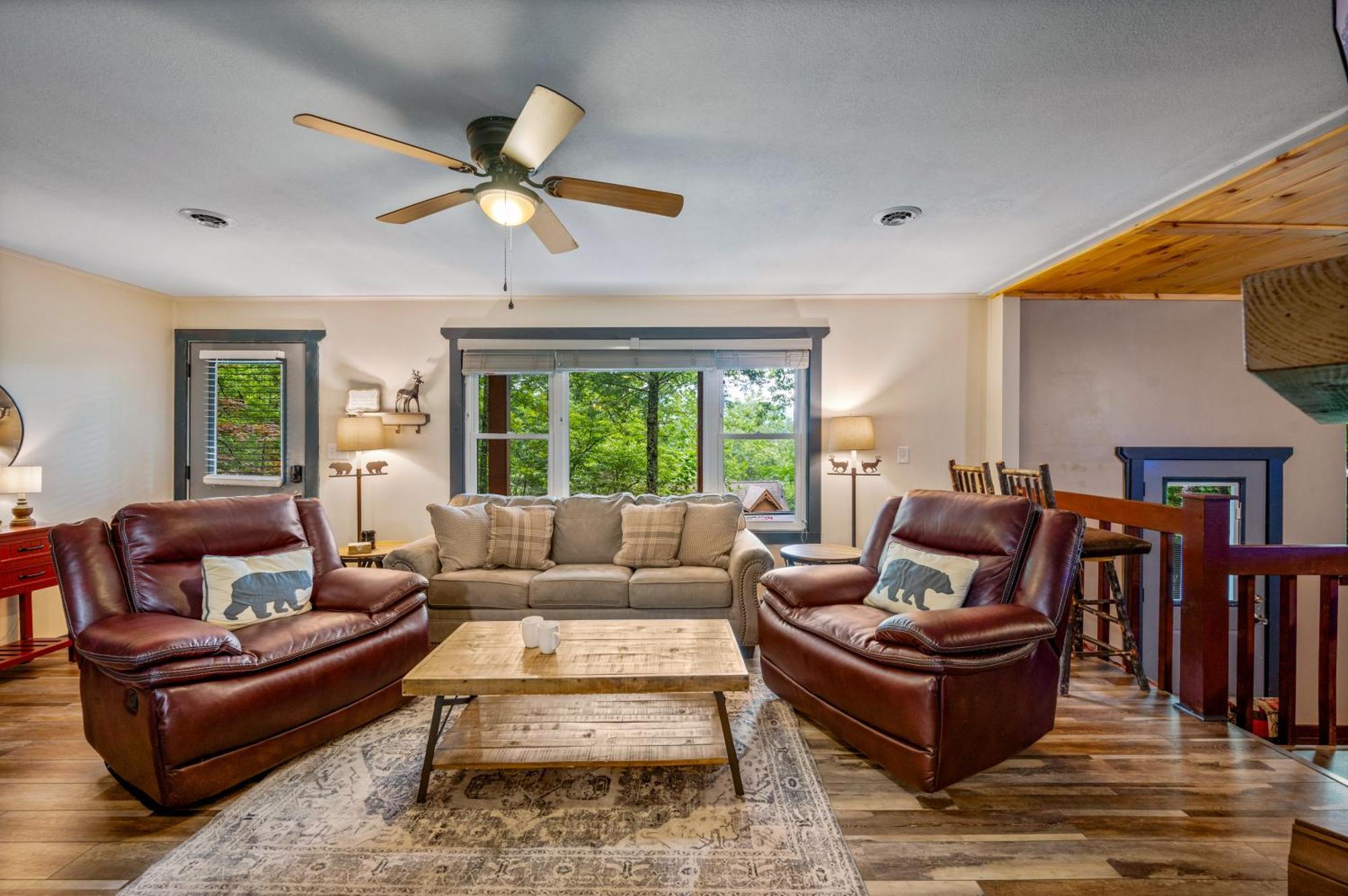 Beautiful Chalet With Fireplace And Large Game Room ガトリンバーグ エクステリア 写真