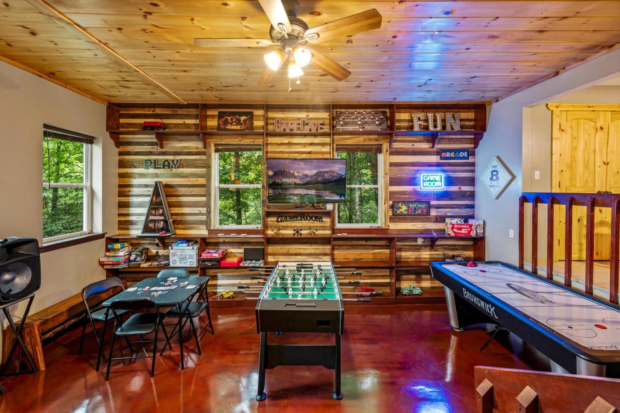 Beautiful Chalet With Fireplace And Large Game Room ガトリンバーグ エクステリア 写真