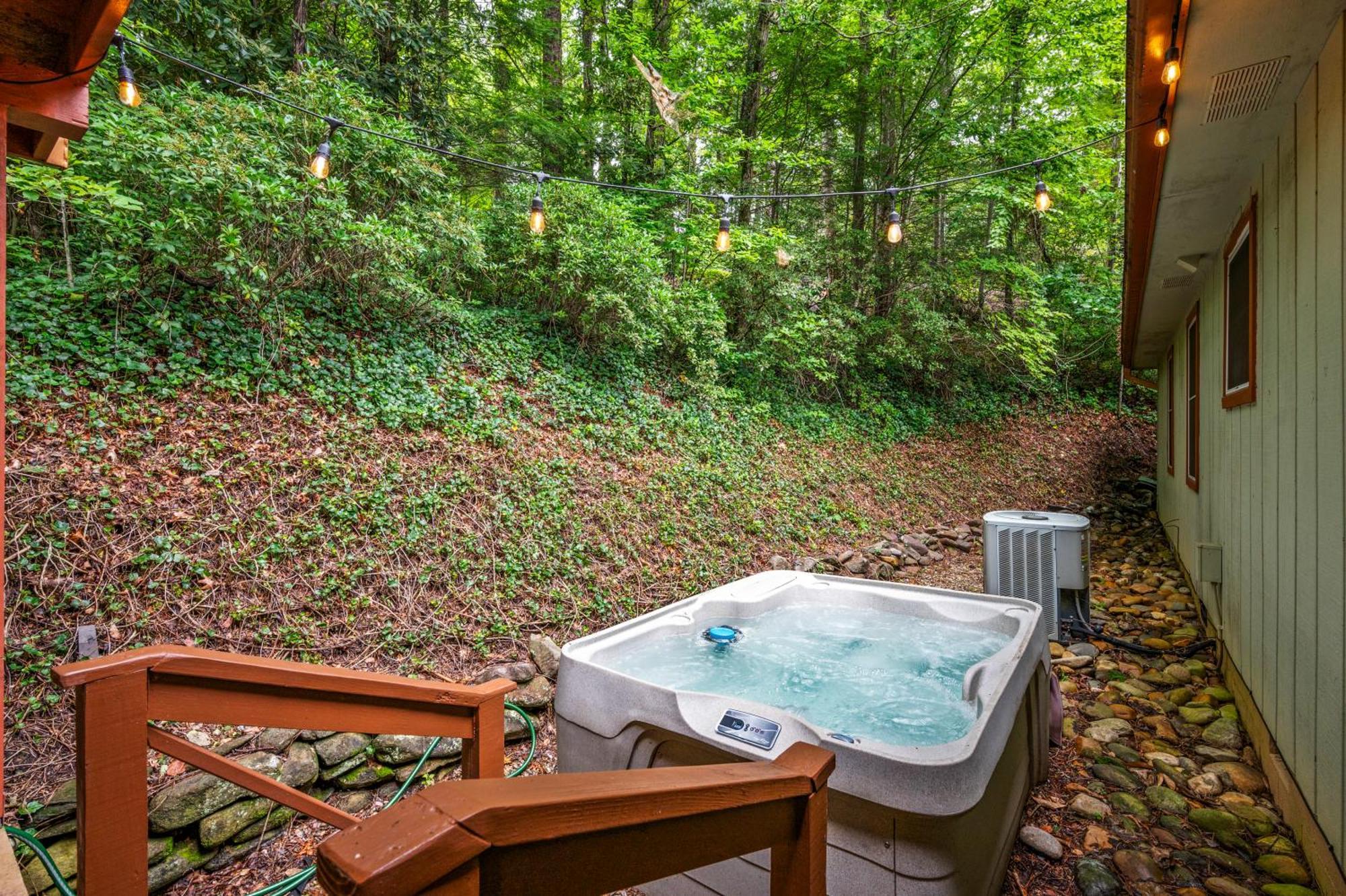 Beautiful Chalet With Fireplace And Large Game Room ガトリンバーグ エクステリア 写真