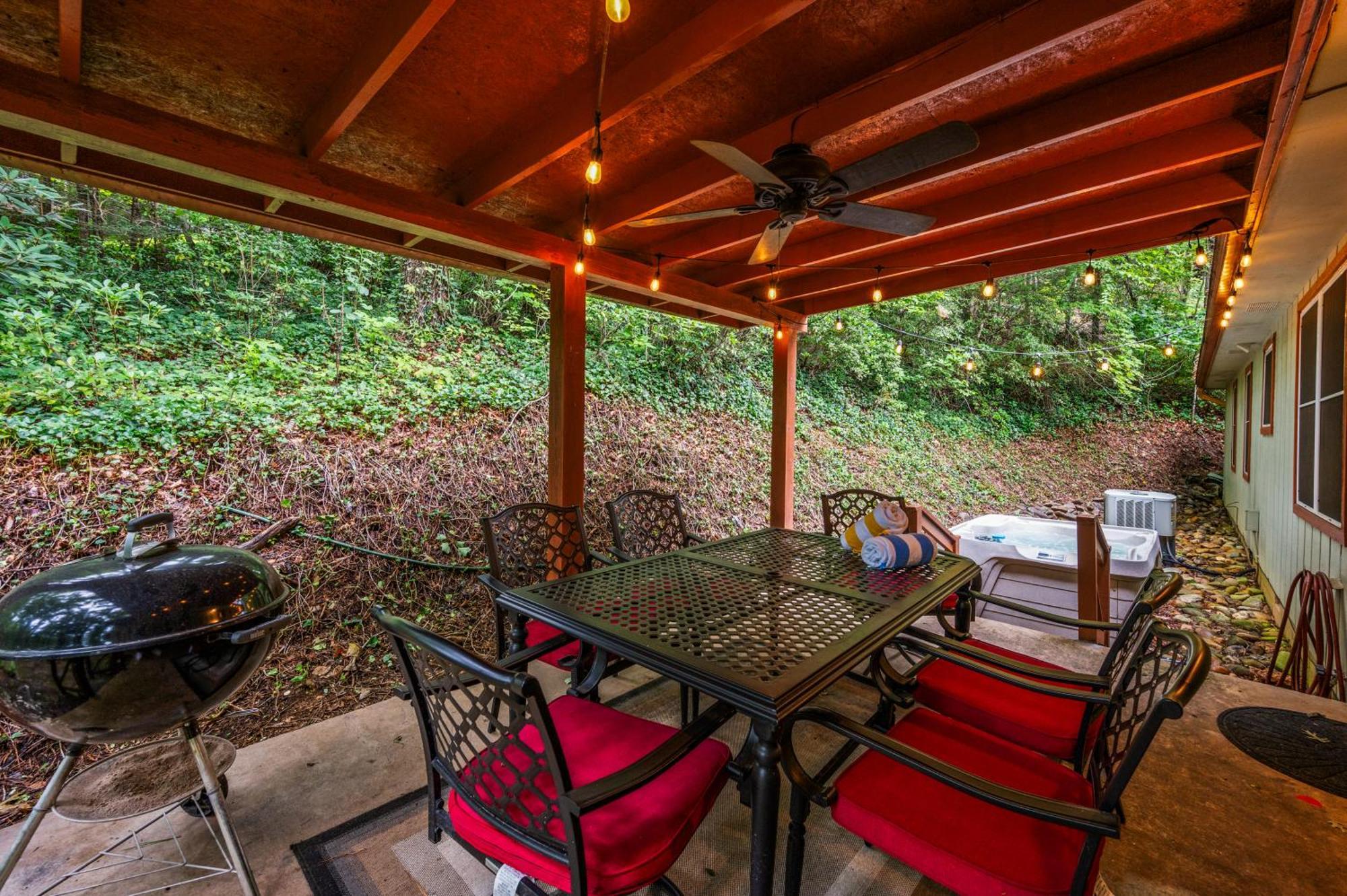 Beautiful Chalet With Fireplace And Large Game Room ガトリンバーグ エクステリア 写真