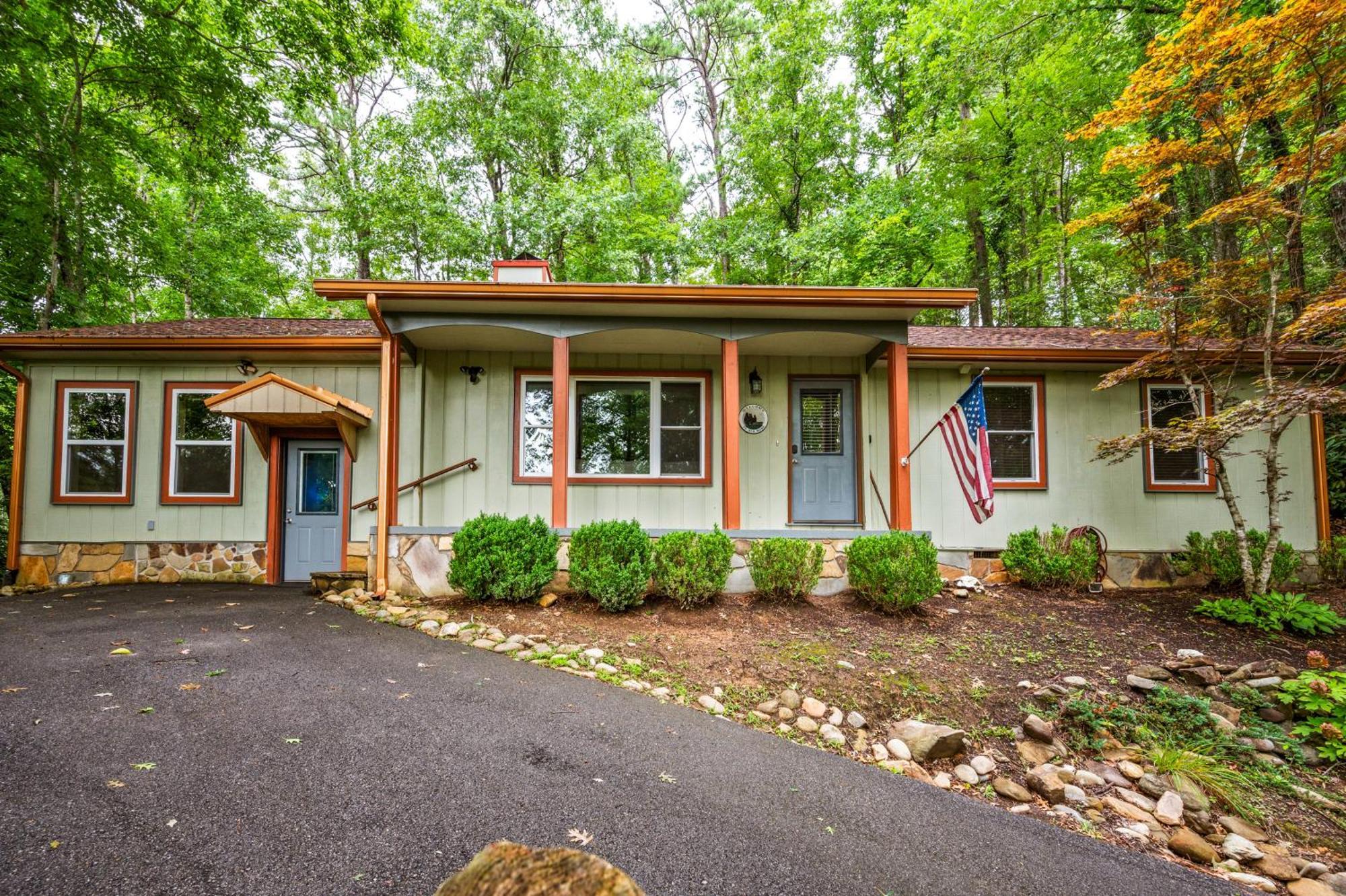 Beautiful Chalet With Fireplace And Large Game Room ガトリンバーグ エクステリア 写真