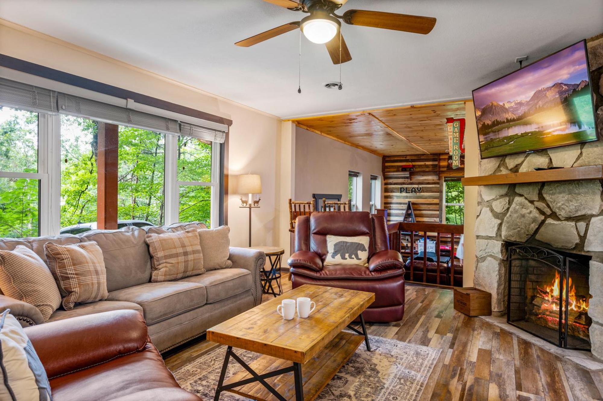Beautiful Chalet With Fireplace And Large Game Room ガトリンバーグ エクステリア 写真