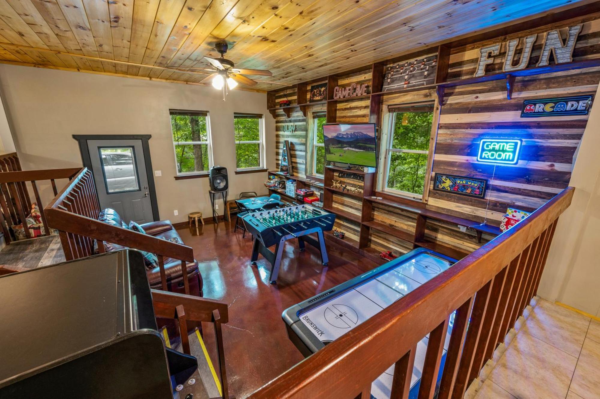 Beautiful Chalet With Fireplace And Large Game Room ガトリンバーグ エクステリア 写真
