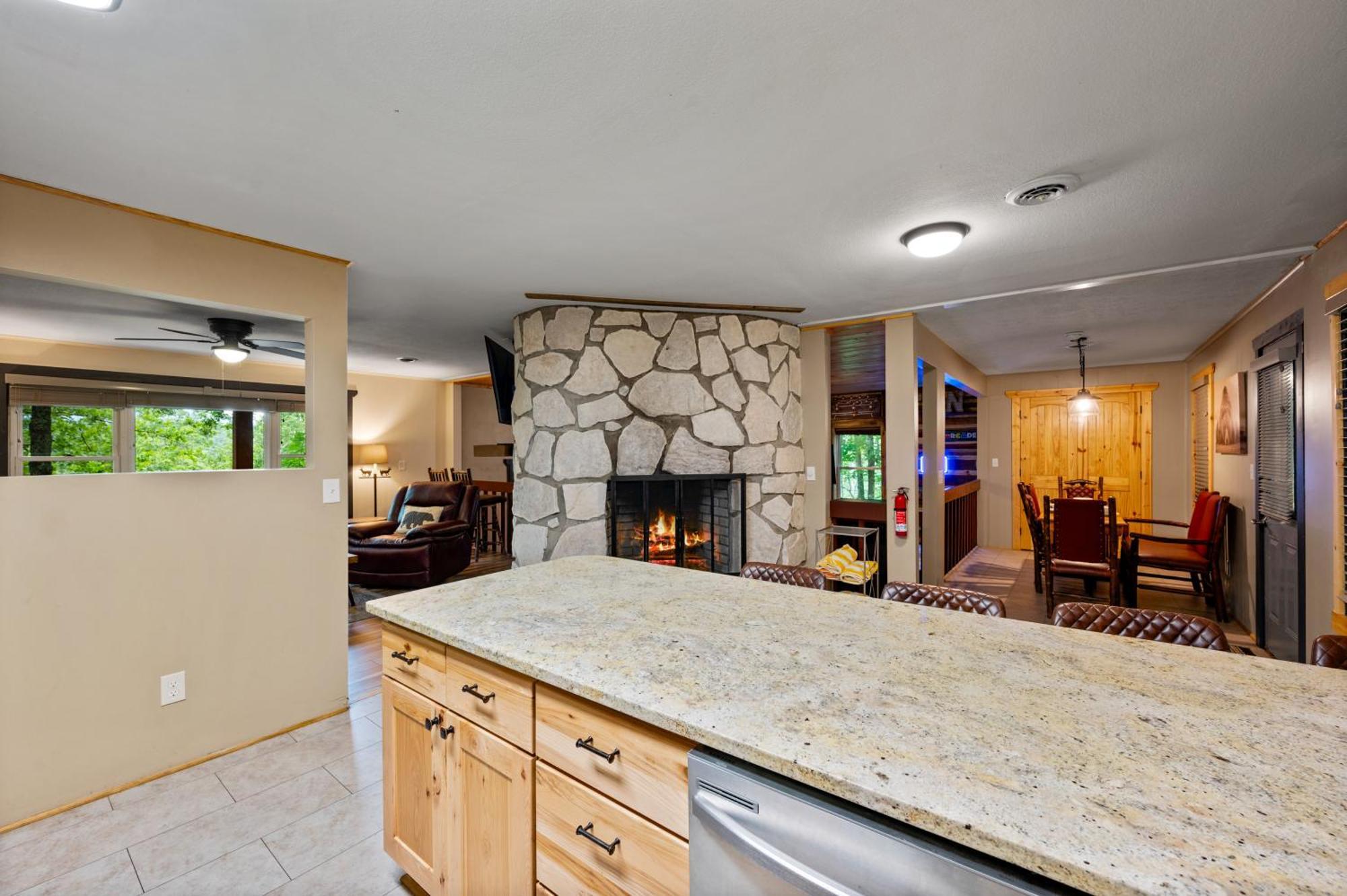 Beautiful Chalet With Fireplace And Large Game Room ガトリンバーグ エクステリア 写真