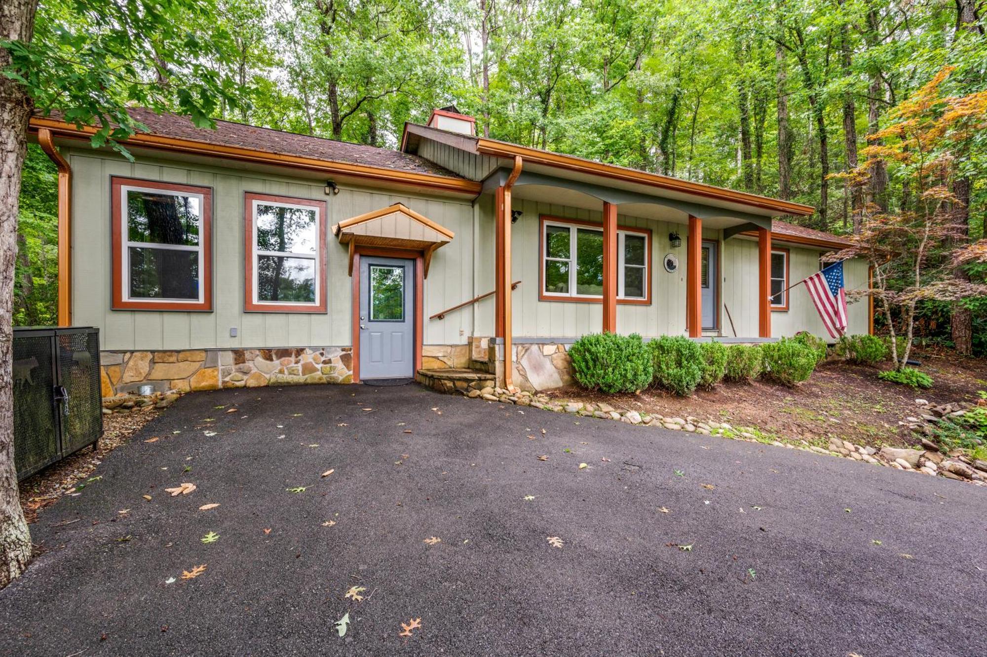 Beautiful Chalet With Fireplace And Large Game Room ガトリンバーグ エクステリア 写真