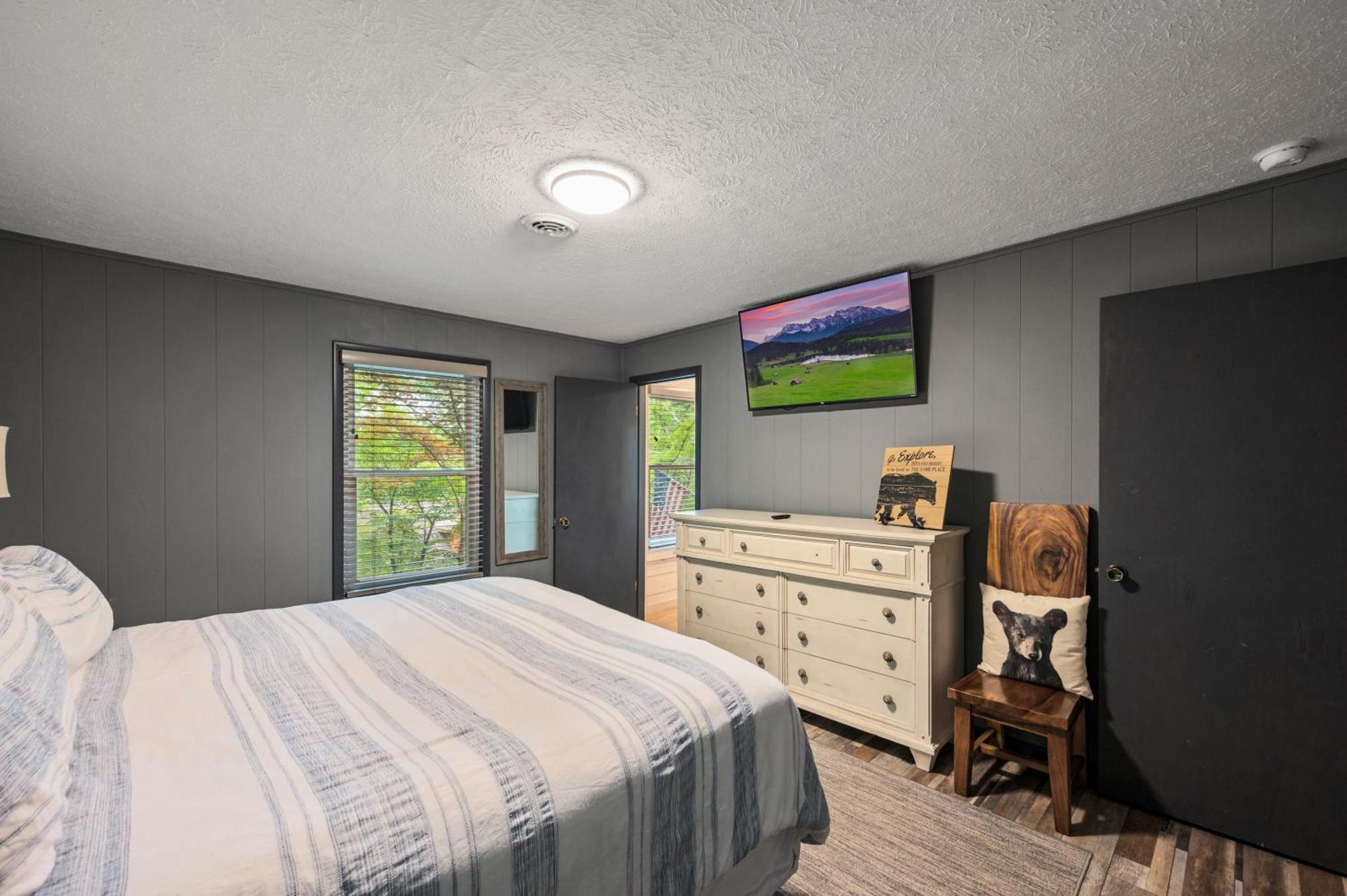 Beautiful Chalet With Fireplace And Large Game Room ガトリンバーグ エクステリア 写真