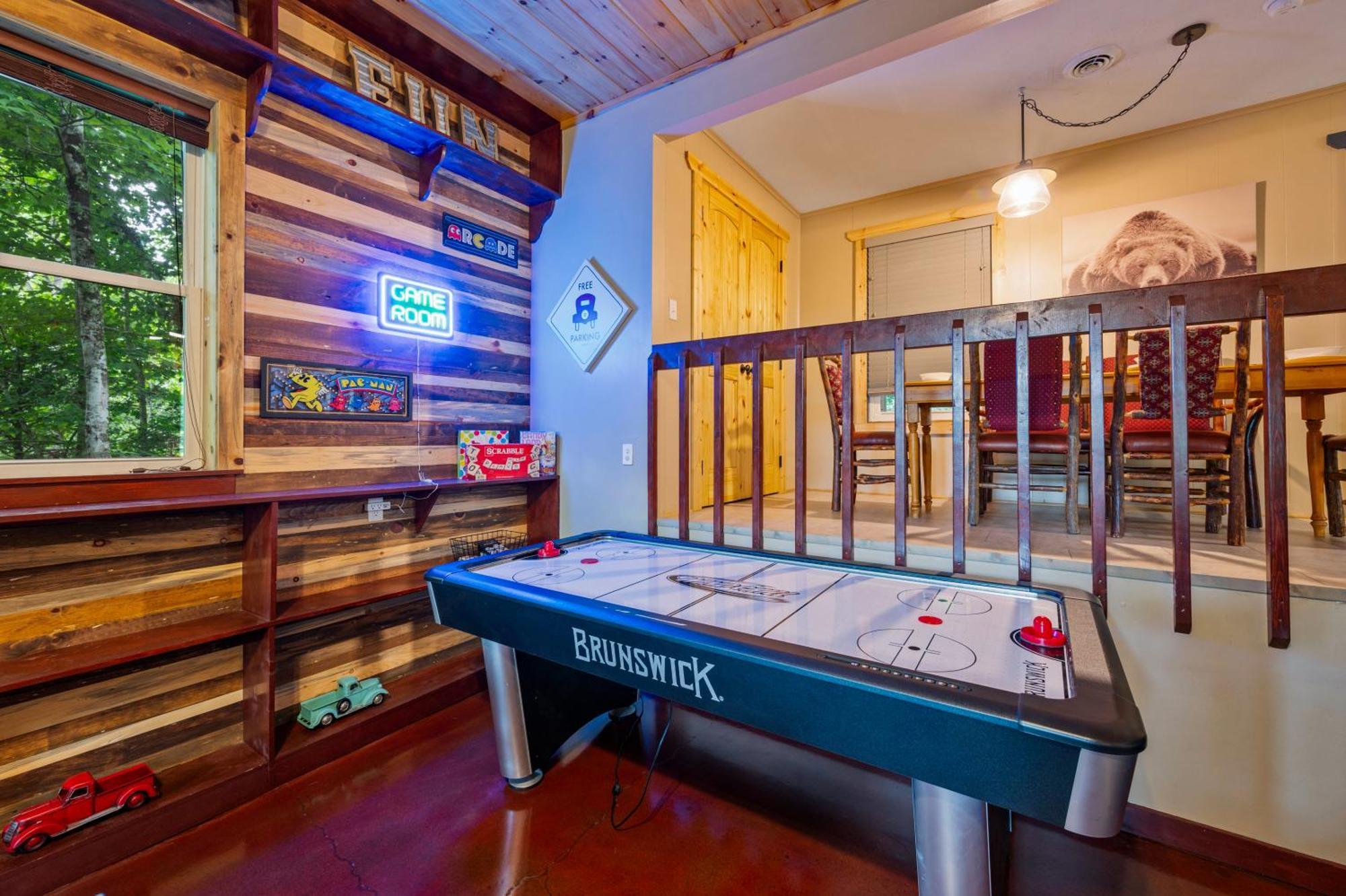 Beautiful Chalet With Fireplace And Large Game Room ガトリンバーグ エクステリア 写真