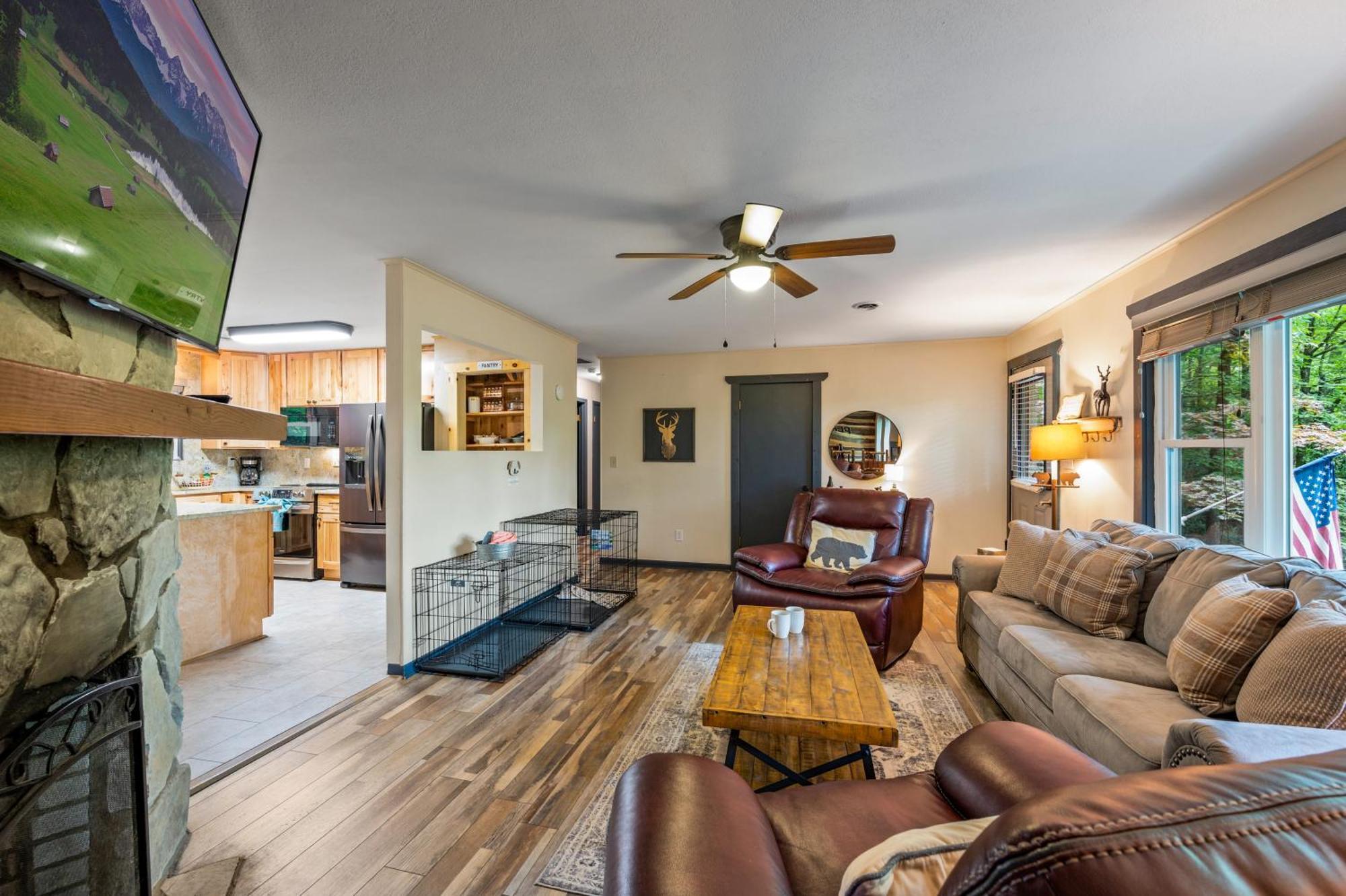 Beautiful Chalet With Fireplace And Large Game Room ガトリンバーグ エクステリア 写真