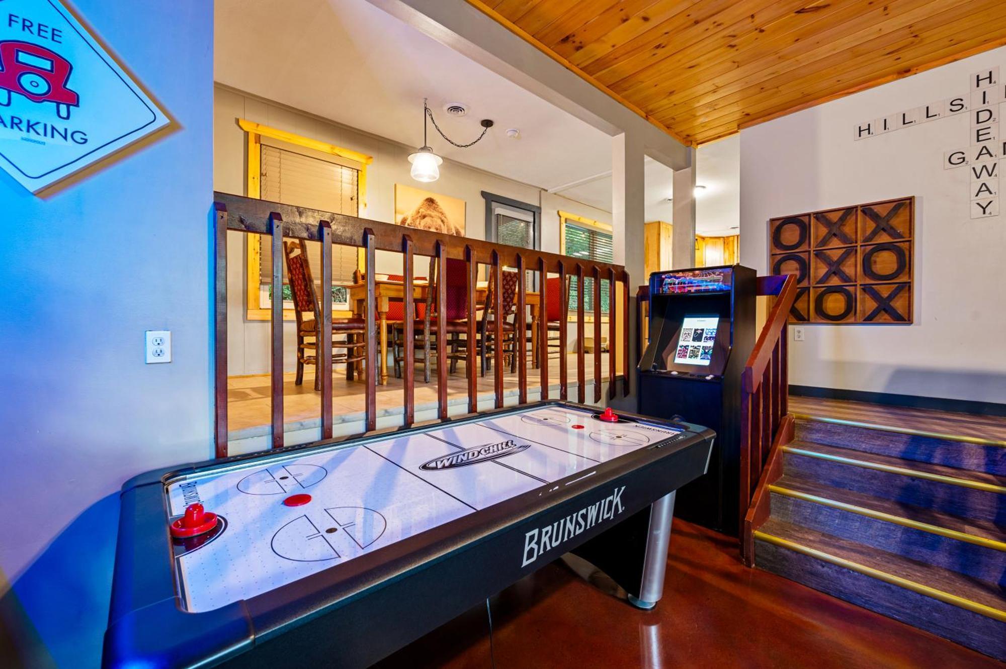 Beautiful Chalet With Fireplace And Large Game Room ガトリンバーグ エクステリア 写真