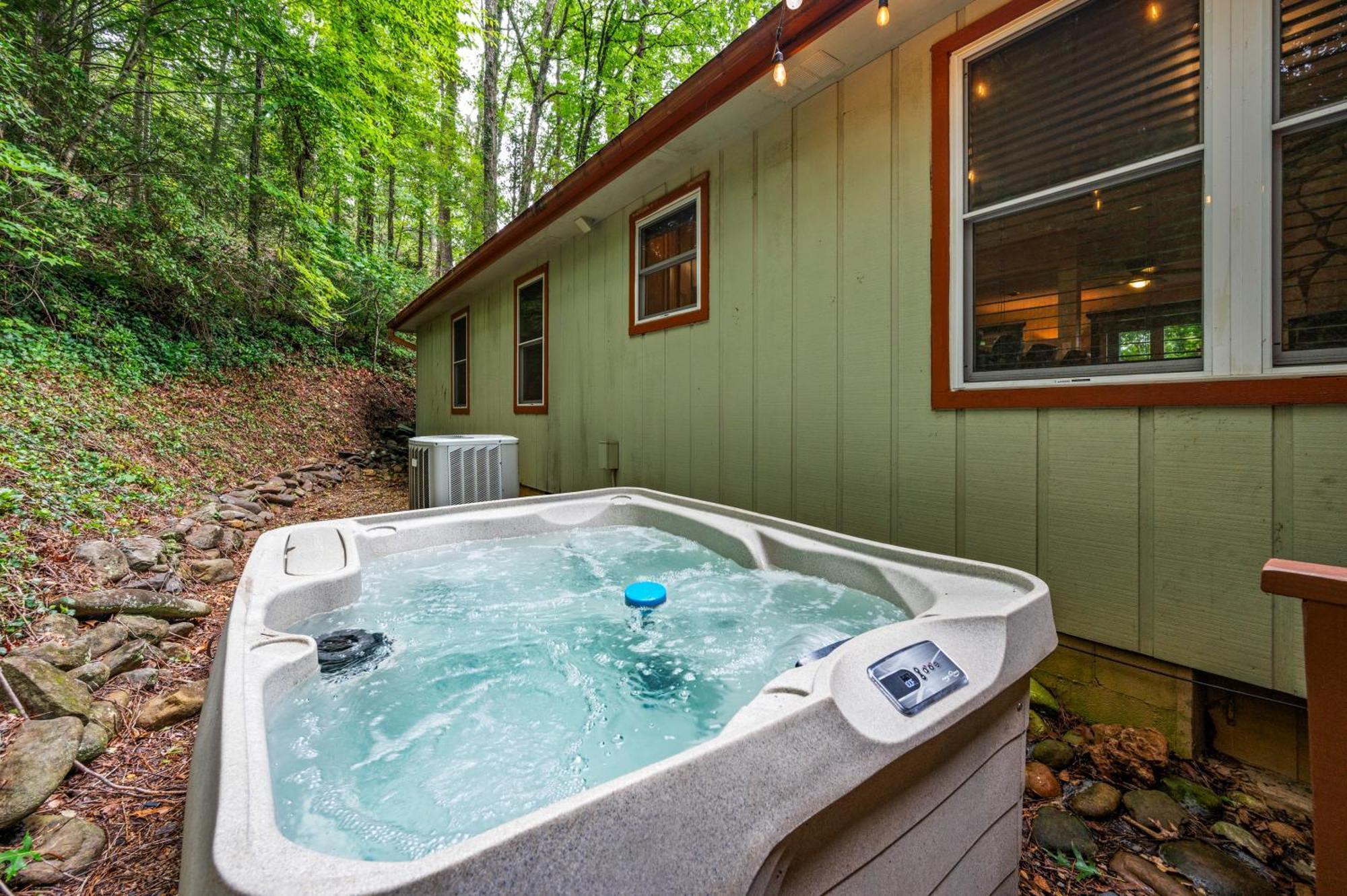 Beautiful Chalet With Fireplace And Large Game Room ガトリンバーグ エクステリア 写真