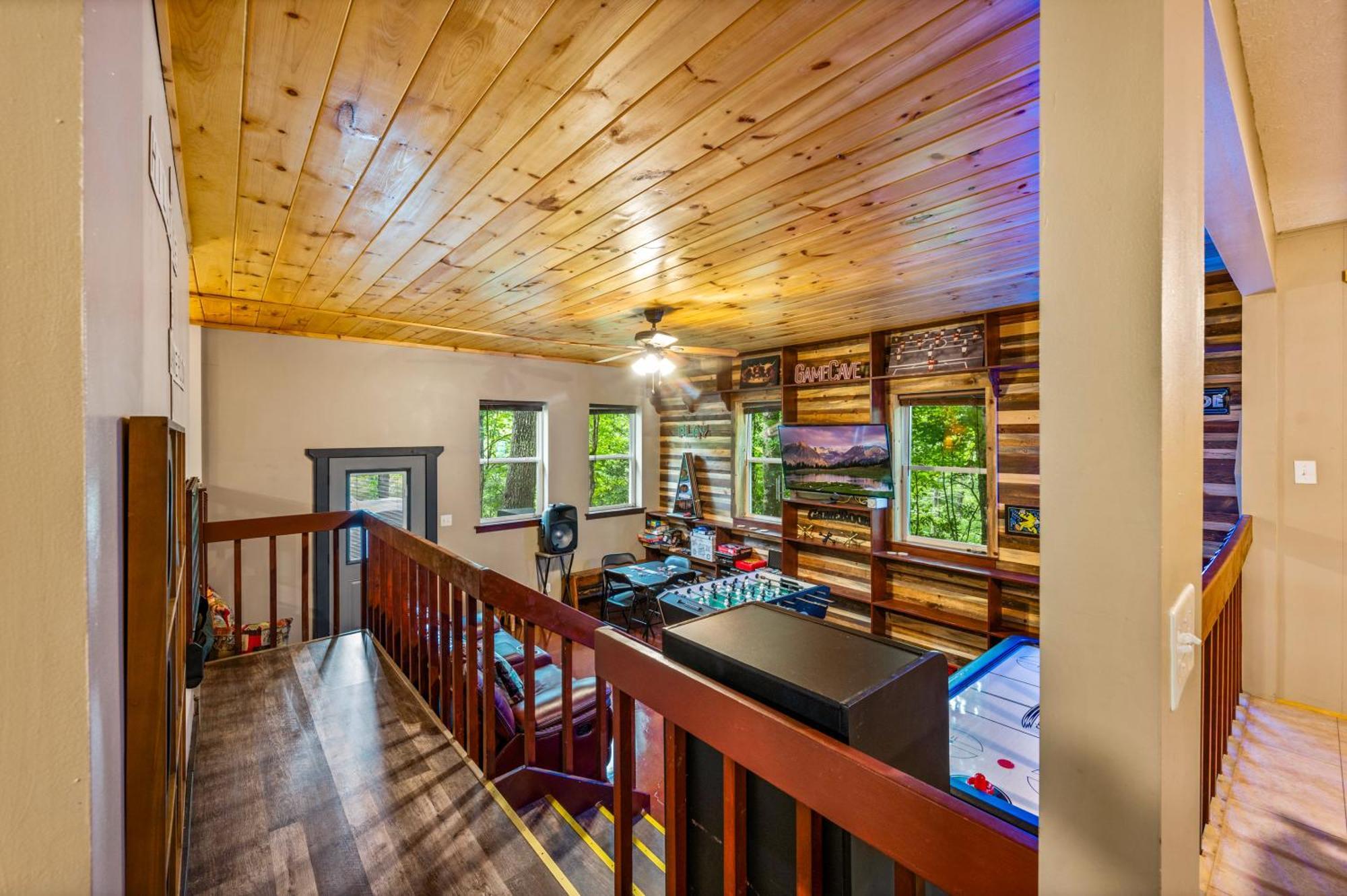 Beautiful Chalet With Fireplace And Large Game Room ガトリンバーグ エクステリア 写真