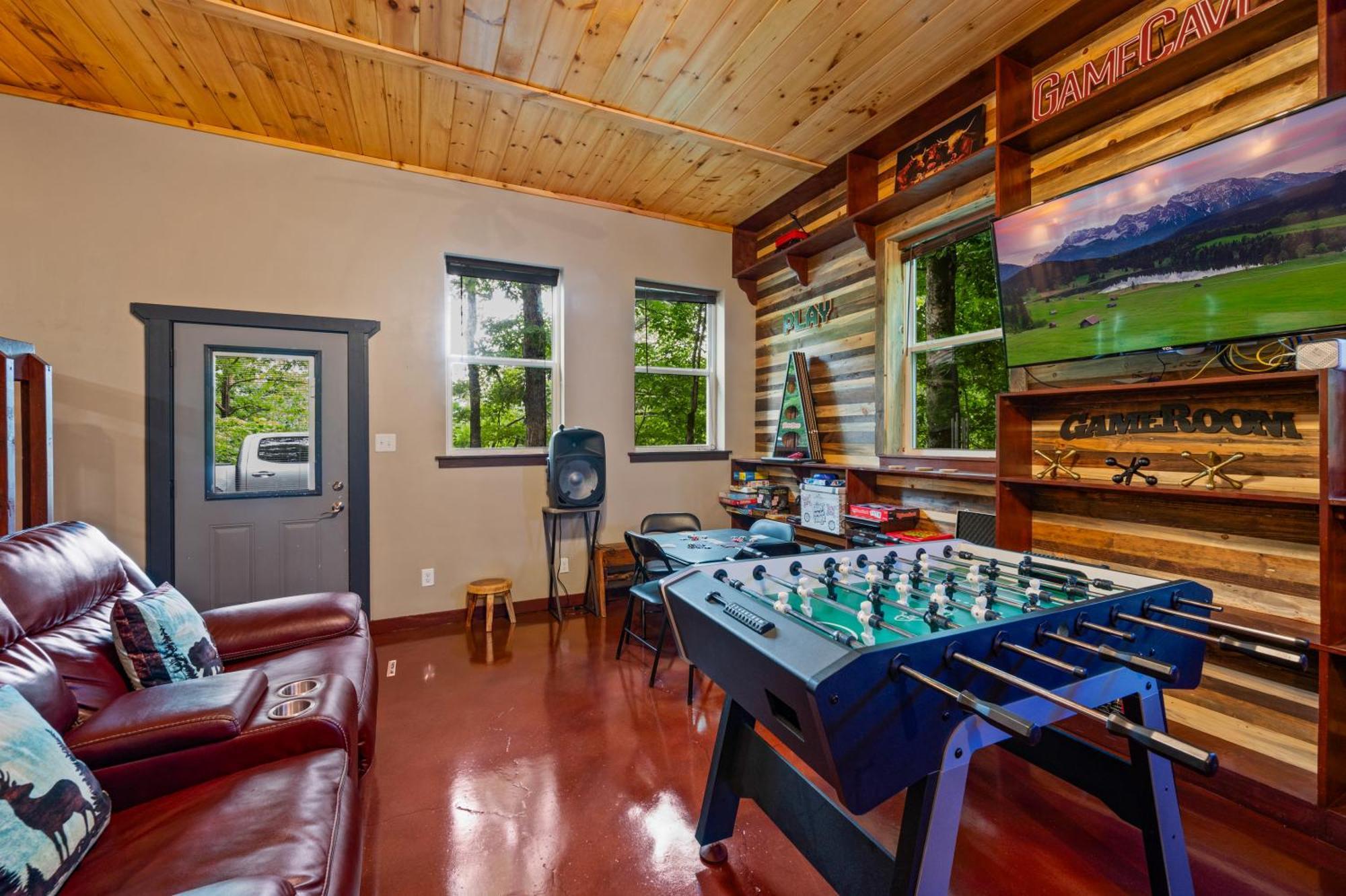 Beautiful Chalet With Fireplace And Large Game Room ガトリンバーグ エクステリア 写真