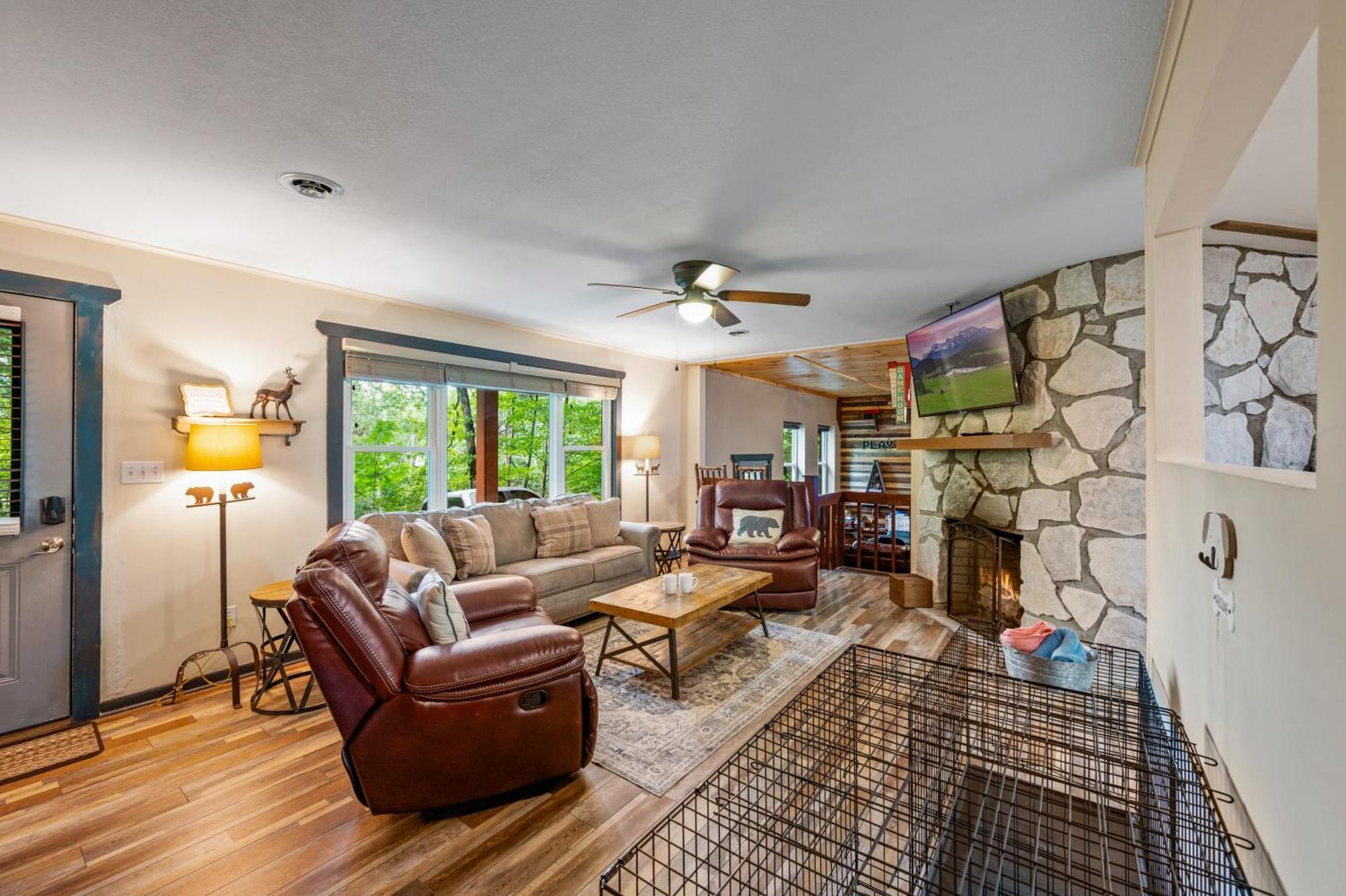 Beautiful Chalet With Fireplace And Large Game Room ガトリンバーグ エクステリア 写真
