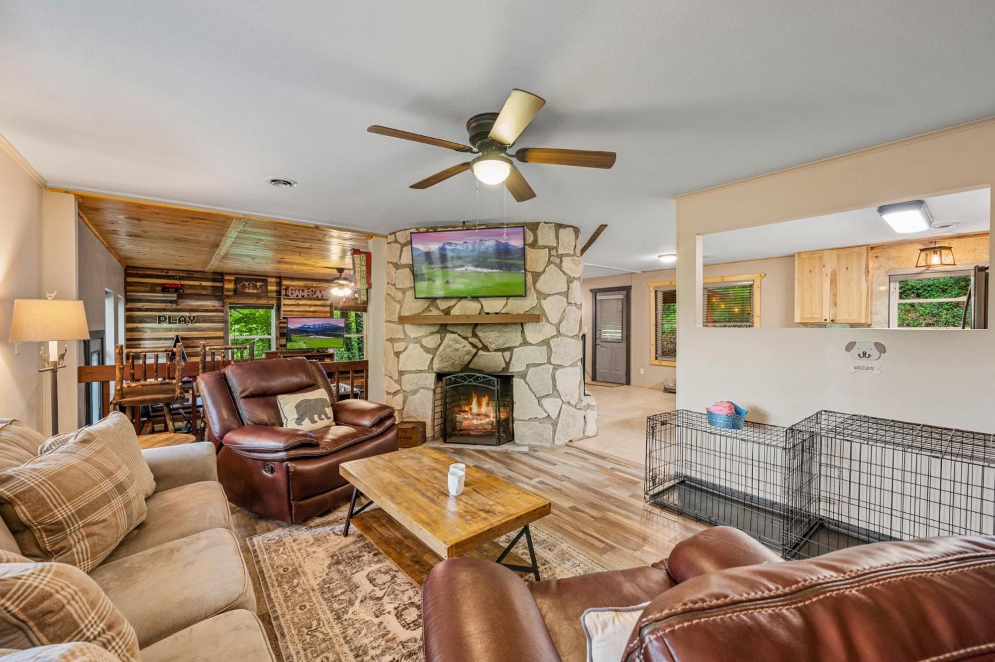 Beautiful Chalet With Fireplace And Large Game Room ガトリンバーグ エクステリア 写真